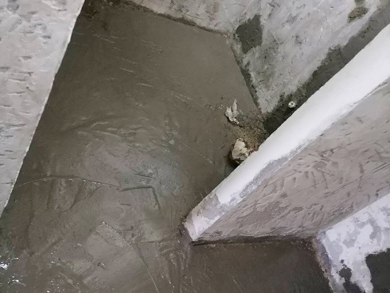 衛(wèi)生間防水維修: 鏟除原有的墻磚和地磚，這個(gè)步驟主要是針對(duì)老房二次裝修的，如果是新房可以跳過這個(gè)步驟，一般使用灰刀就可以，刮板也可以將原有的地磚鏟除掉。墻面將水電改造開槽用水泥封堵基層清理，細(xì)部附加層施工，在管根、地漏、陰陽角、等容易漏水的薄弱部位均勻涂刷，涂刷防水涂料兩遍，縱向橫向各涂刷一遍，做保護(hù)層，待防水干燥后放水做48小時(shí)閉水試驗(yàn)。