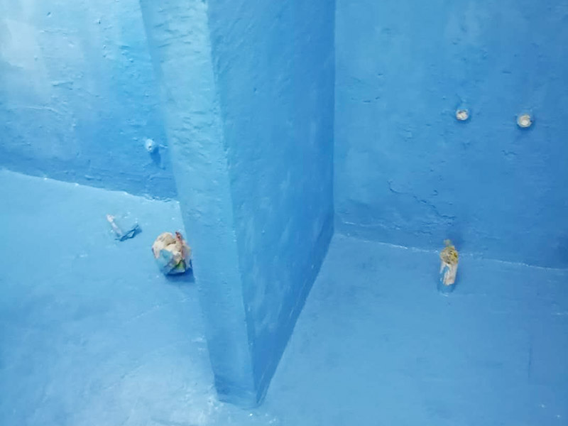 衛(wèi)生間防水維修: 鏟除原有的墻磚和地磚，這個(gè)步驟主要是針對(duì)老房二次裝修的，如果是新房可以跳過這個(gè)步驟，一般使用灰刀就可以，刮板也可以將原有的地磚鏟除掉。墻面將水電改造開槽用水泥封堵基層清理，細(xì)部附加層施工，在管根、地漏、陰陽角、等容易漏水的薄弱部位均勻涂刷，涂刷防水涂料兩遍，縱向橫向各涂刷一遍，做保護(hù)層，待防水干燥后放水做48小時(shí)閉水試驗(yàn)。