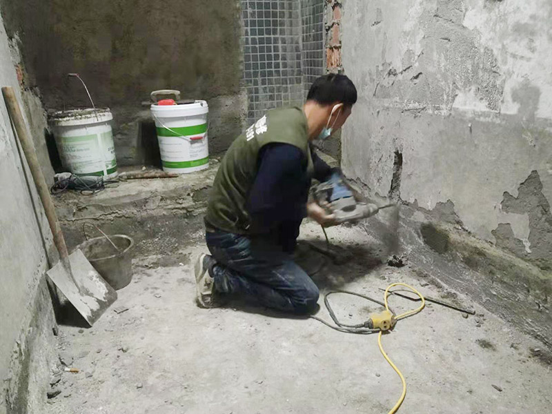 墻面線管打孔開槽：用切割機械及電錘將線槽開出。此過程要求工人對切割機使用熟練，才能嚴(yán)格按照線路裁切，還要細心謹(jǐn)慎，以防破壞其他墻面。設(shè)水管電線需要在墻面開槽，但是也要按照規(guī)范執(zhí)行，不然也會存在安全隱患。比如有的工人鋪設(shè)部分房間的電線時，直接在墻面橫向開槽，而且長度很大。一般在墻面橫向開槽的跨度不能太大，因為橫向開槽很容易導(dǎo)致墻面的抹灰層因重力而下沉，導(dǎo)致日后出現(xiàn)裂縫。