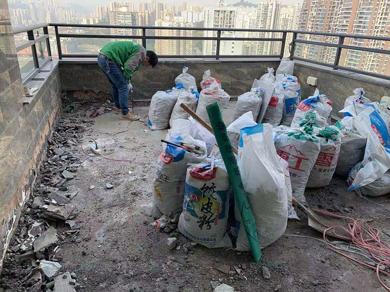 頂面瓷磚拆除建渣裝袋：漏水有可能是地面的防水有斷裂，可以把地面的磚縫用防水涂料重新涂一下。如果已經(jīng)影響到樓下了，這樣處理的效果可能不會(huì)太好，因?yàn)閿嗔训牟皇谴纱u而是防水層，而水在瓷磚下面是流動(dòng)的，所以光堵一兩個(gè)磚縫肯定還會(huì)漏水。 最好的方法是將原來(lái)的瓷磚和防水層都拆除掉，重新做防水層，重新鋪磚?？梢詫⒌孛婧蛪γ娴姆浪坎鸪?，整體翻新；也可以把地面的拆除，墻面只拆除從地面往上的兩片磚，在墻面兩片磚以下的部分做防水。