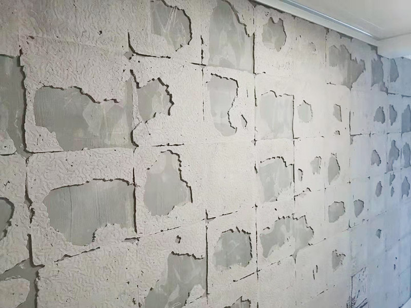 墻磚拆除維修：先把地面上的東西全搬出去，然后戴上手套和防護眼鏡，用錘子把一塊瓷磚敲碎，再用扁的鑿子往里撬，一片一片慢慢鑿，這種方法費力費時。用小型的電鎬或瓷磚鏟除機就能輕輕松松完成任務。