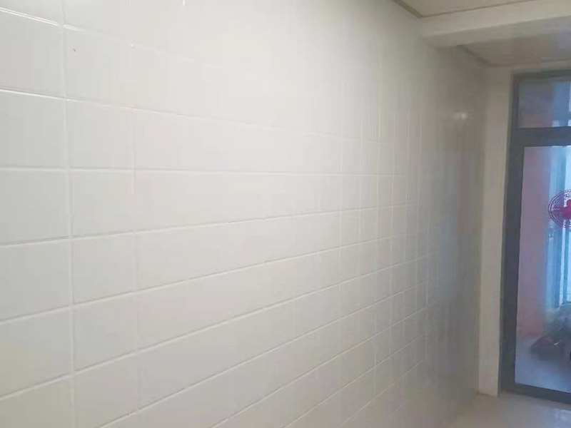 墻磚拆除維修：先把地面上的東西全搬出去，然后戴上手套和防護眼鏡，用錘子把一塊瓷磚敲碎，再用扁的鑿子往里撬，一片一片慢慢鑿，這種方法費力費時。用小型的電鎬或瓷磚鏟除機就能輕輕松松完成任務。