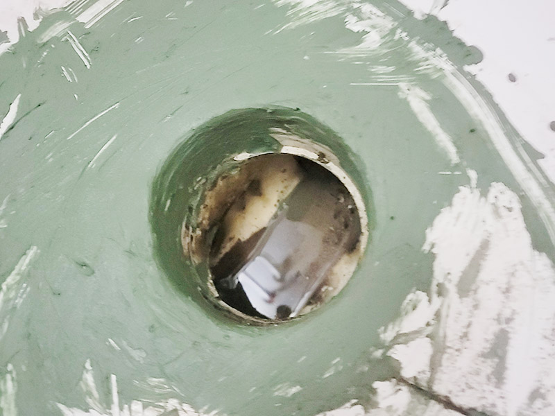 馬桶下水管打壓維修：1.觀察現(xiàn)場，以確定采購配件型號，及其他額外工具。 2.準(zhǔn)備工具及材料。準(zhǔn)備現(xiàn)場，沖一次清水，蓋上馬桶，把舊衣服墊在馬桶蓋上。 3.非常重要，通知你樓上的各家用戶，此期間不要使用馬桶沖水。 4.拆除舊管，先取下兩邊的捆綁固定物，用鉗子，一般是鐵絲擰的。然后吧管取下，一般塑料已經(jīng)老化，沒有彈性，但很脆，直接掰就行。 5.處理接口邊緣，主要是通便管道接口，老化膠皮粘著邊上，形成厚度，不敲掉的話新管套不進(jìn)去。然后兩邊接口抹上凡士林。不然上面有銹，套管的時候非常困難。廢舊衣物此時可以用來擦手。 6.套管，力氣活，技巧活。注意，先吧固定的鐵圈套中膠皮管口，不然對接上之后，就帶不上了。