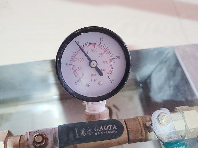 馬桶下水管打壓維修：1.觀察現(xiàn)場，以確定采購配件型號，及其他額外工具。 2.準(zhǔn)備工具及材料。準(zhǔn)備現(xiàn)場，沖一次清水，蓋上馬桶，把舊衣服墊在馬桶蓋上。 3.非常重要，通知你樓上的各家用戶，此期間不要使用馬桶沖水。 4.拆除舊管，先取下兩邊的捆綁固定物，用鉗子，一般是鐵絲擰的。然后吧管取下，一般塑料已經(jīng)老化，沒有彈性，但很脆，直接掰就行。 5.處理接口邊緣，主要是通便管道接口，老化膠皮粘著邊上，形成厚度，不敲掉的話新管套不進(jìn)去。然后兩邊接口抹上凡士林。不然上面有銹，套管的時候非常困難。廢舊衣物此時可以用來擦手。 6.套管，力氣活，技巧活。注意，先吧固定的鐵圈套中膠皮管口，不然對接上之后，就帶不上了。