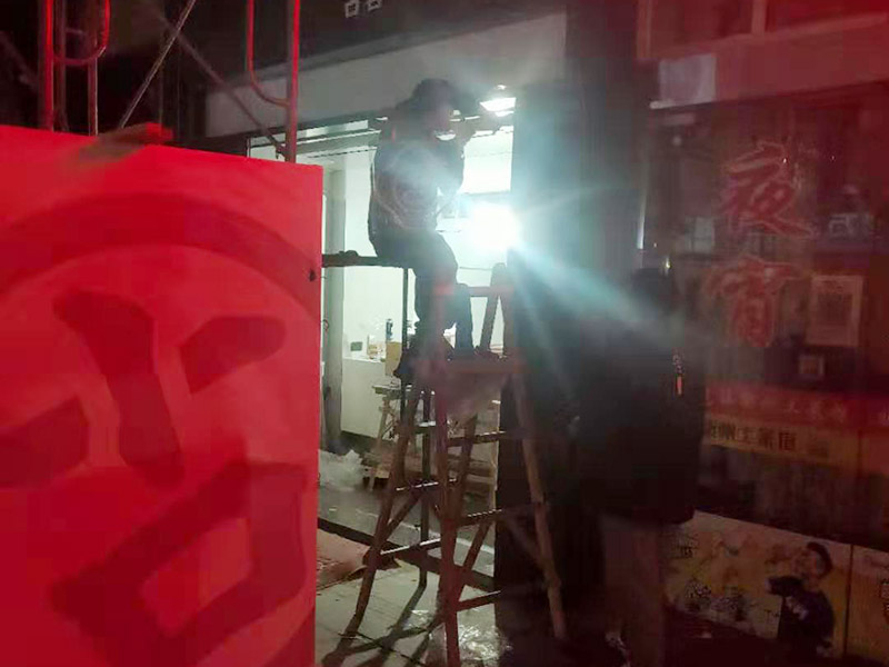 門店裝修翻新：1、在裝修之前，先要定位好門店裝修風(fēng)格，要依據(jù)當(dāng)?shù)氐南M(fèi)程度、消費(fèi)群體等衡量設(shè)計(jì)。當(dāng)然，更重要是實(shí)時(shí)跟進(jìn)效果圖的設(shè)計(jì)，確保最后可以是契合當(dāng)?shù)氐难b修作風(fēng)。 2、店的水電安裝需要提前策劃好，以便在后期能夠方便使用，不需要再另外添加，以免給門店造成部分破壞。 3、店內(nèi)裝飾不宜采用過多的線條分割和色彩渲染，以免顧客產(chǎn)生視覺疲勞。店面的色彩要統(tǒng)一和諧，不宜采用任何生硬的、強(qiáng)烈的對(duì)比。 4、 招牌上的字號(hào)大小要適宜，過大會(huì)使招牌顯得太擠，破壞整體布局，可通過襯底色來突出店名。另外，為適合顧客閱讀，店名一般不要使用草書或外文字母。 主體拆改是最先上的一個(gè)項(xiàng)目，主要包括拆墻、砌墻、鏟墻皮、拆暖氣、換塑鋼窗等等。拆改完的垃圾，要及時(shí)清理出去，保證室內(nèi)的清潔，也更方便日后施工。 水電改造前，設(shè)計(jì)師應(yīng)上門進(jìn)行第一次測(cè)量，幫忙確定好開關(guān)、燈具等的確切位置，制定改造方案。 插座面板大概半天可以安裝完畢，應(yīng)注意插座最好買帶開關(guān)功能的，尤其是廚房，這樣，電飯鍋、微波爐就可免于插拔電源，用開關(guān)即可控制。