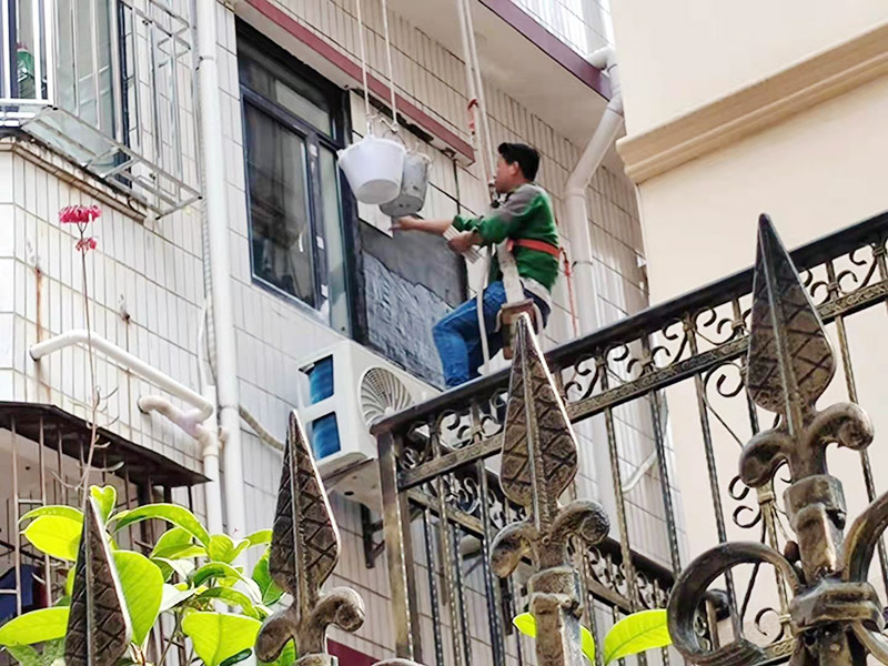 外墻瓷磚修補(bǔ)：將破損墻磚取出，用切割機(jī)在離損壞的墻磚的四周5到6毫米處切槽，用切割刀將墻磚縫的水泥稍微刮下一些，再用切割刀吧墻磚表面的釉面劃開一道口，以便把墻磚敲碎取出，用錘子把墻磚敲碎后取下來(lái)，如果水泥粘得太牢，可以用錘子和鏨子把破損的墻磚剔下。 將磚上的砂漿全部刮干凈，然后在107膠中加入適量的水泥，并攪拌成糊狀。然后在瓷磚的背面涂上薄薄的一層，再將瓷磚粘到之前粘貼的墻面，一會(huì)功夫就可粘牢。給瓷磚填縫，按照比例調(diào)勻瓷磚填縫劑，用海綿抹刀將填縫劑抹到墻磚之間的縫隙中;填縫劑半干后，將海綿沾水，把多余的填縫劑擦掉，干燥后完成。