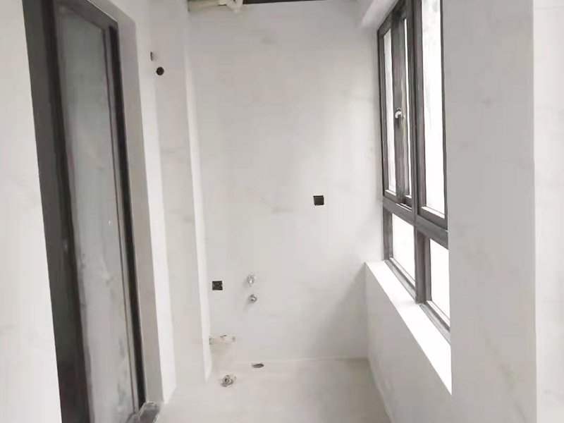 陽臺貼磚翻新：需要在粘結(jié)劑量置晾時間內(nèi)，將準備好的瓷磚鋪壓到位，垂直于梳理方向輕微搓動以排出磚下的空氣。鋪貼到位后用橡皮錘輕擊，用尺寸合適的十字定位架來調(diào)整表面平整度及接縫的平直。鋪設(shè)好的磚面應(yīng)該及時清理干凈，特別是去除殘留其上的粘結(jié)劑。合格的粘結(jié)劑干硬后即使在陶瓷磚面上也不易被清除掉。清理好的瓷磚面應(yīng)該立即擺放標識進行隔離，避免污染或擾動，直到下一個填縫工序。 填縫后，用木版或其他工具刮去大灰，用6--8#園鋼清理灰縫，以突出磚的立體感，磁磚表面殘留水泥一定等其發(fā)白時(即干而未凝固時)，用干布或鋸沫(木屑)、大沙、擦凈表面水泥，(注意一定不要用濕布)、布條、海綿等要勤擦勤換。 等徹底凝固后，用加長柄化纖滾筒毛刷沾取20%--30%鹽酸溶液進行全面清洗，之后用清水沖凈。這時要小心操作以免鹽酸沾染人身及衣物哦。