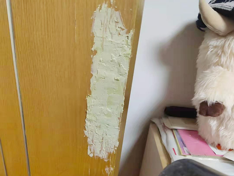 衣柜木門修補翻新:將破損的洞清理干凈，用砂紙打磨一下除去污垢，將膩子和好填緊空洞內,等膩子干后用砂紙打磨光滑，或者速干膠干透的木渣也是打磨光滑，除去灰塵，使用修補膏或者油漆對修補平整光滑的膩子上調色還原成與周圍一樣的色彩，用吹風機快速吹干油漆。