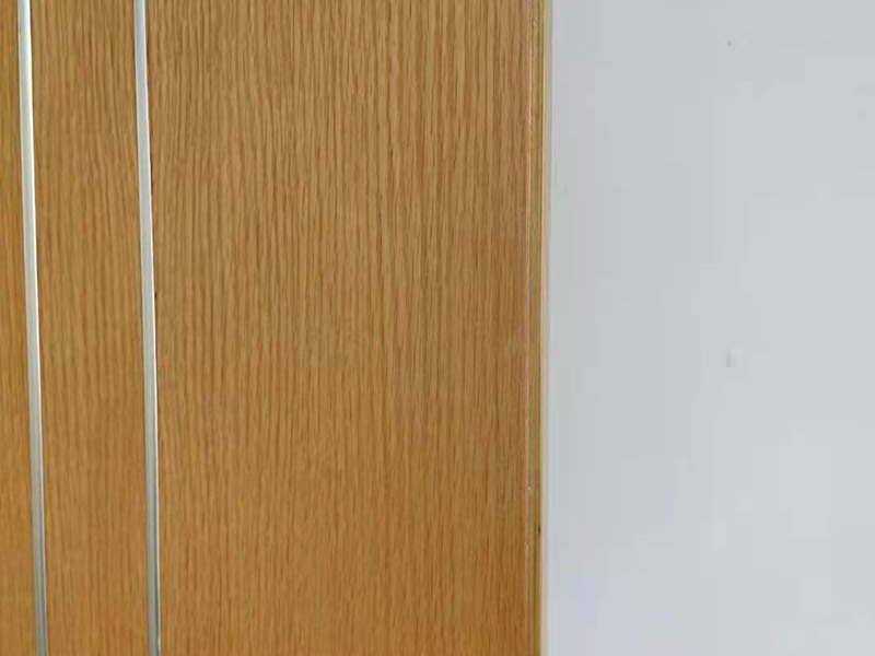 衣柜木門修補翻新:將破損的洞清理干凈，用砂紙打磨一下除去污垢，將膩子和好填緊空洞內,等膩子干后用砂紙打磨光滑，或者速干膠干透的木渣也是打磨光滑，除去灰塵，使用修補膏或者油漆對修補平整光滑的膩子上調色還原成與周圍一樣的色彩，用吹風機快速吹干油漆。