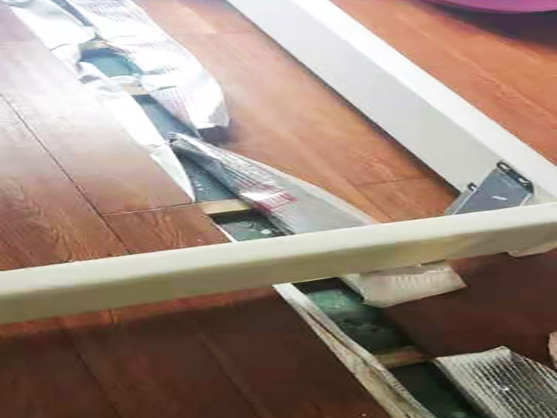 地板修復(fù)維修：擦拭木地板 要擦拭木地板盡量使用靜電拖把，因?yàn)槟镜匕宀灰苏从羞^多的水分，這樣可以使木地板可以使用更長的時間，如果是實(shí)木地板，在擦拭前可噴灑一些精油效果更好。 修補(bǔ)大刮痕 要修補(bǔ)較深、較大的刮痕比較麻煩，我們要選擇與木地板顏色相近的修補(bǔ)膏，擠在刮痕處，然后用刮刀將其抹平、涂勻，必要的時候可以多涂一些，也可以有一定的效果。