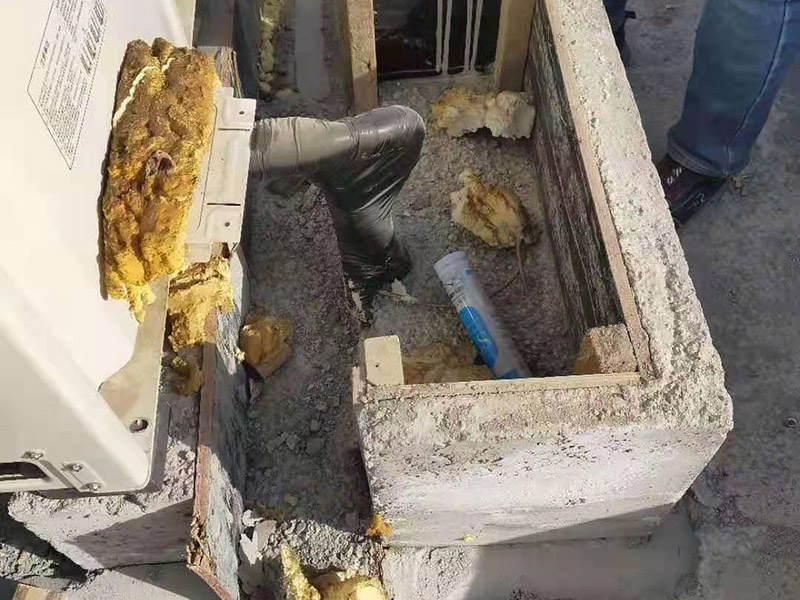 屋頂水管拆除改造：屋頂有很多的低矮的管道，其實是和其他住戶不相連的。這些是屋頂保溫層的排氣口。保溫層在施工時難免會有水分留在里面，施工結(jié)束后長期暴曬于屋頂，如果水汽排不出會造成屋頂起鼓開裂。所以在工程上要求有一定間隔的排氣口。 用水泥砂漿找平,同時做好防水層和保護層,然后,檢查基層處理并進行清理,要求不能有任何雜質(zhì),且屋面必須保持干燥,否則會直接影響防水效果,最后,根據(jù)當(dāng)天的施工量配置相應(yīng)的瀝青,并參照從高到低、從遠到近的順序,開始鋪貼屋面防水卷材。