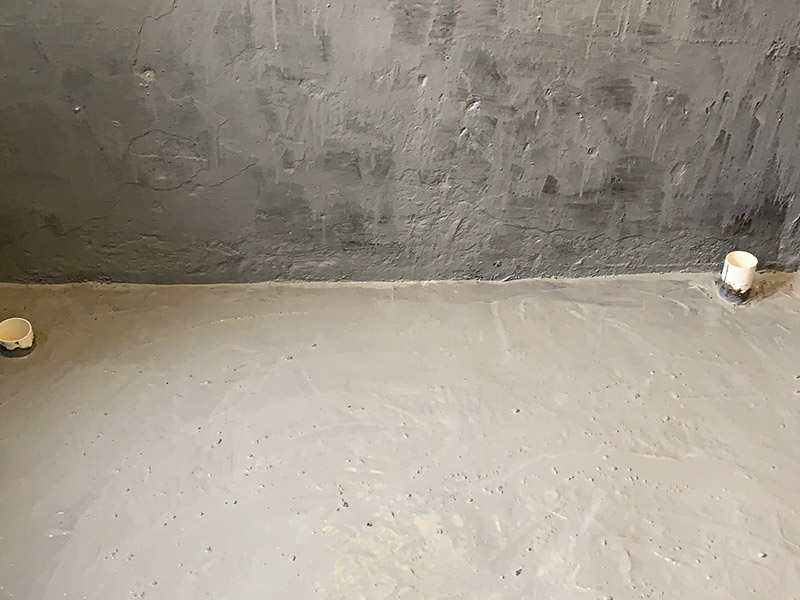 浴缸防水安裝施工：在安放浴缸時(shí)注意下水口的另一端要略高于下水口的一端，以便將來排污不暢。這一點(diǎn)要因情況而定。鑄鐵的浴缸雖然結(jié)實(shí)，但其導(dǎo)熱性非常的快，應(yīng)使用中河沙，在浴缸的底部鋪牢、砸實(shí)。 浴缸裙的貼磚是不需要抓毛的，砌好紅磚的臺(tái)子，在表面抹一層水泥砂漿，然后等兩天再來貼磚即可，貼磚很麻煩，由于地面留了坡度，而浴缸是平的，所以每一塊大磚都要打磨成不同的尺寸，不可以一次打磨很多，容易磨多了，要反復(fù)磨。磚的上邊要塞入浴缸的圓邊下，這樣才不會(huì)形成陽角。