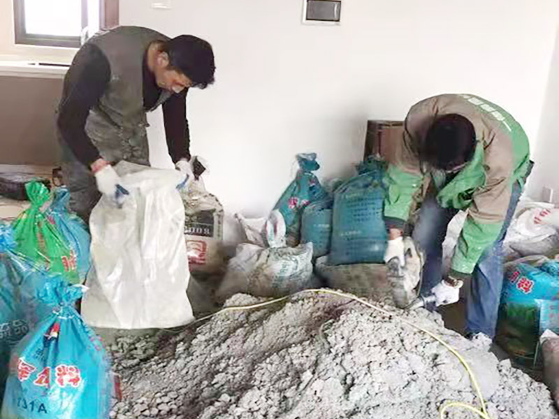 客廳地面貼磚：首先要把基層用水澆濕，除去雜物和浮沙。再抹結合層，需要注意的是要使用1：3的干性水泥漿，按照水平線探鋪平整，然后再把磚放在沙漿上用膠皮錘振實。這時再把地面磚取下澆抹水泥漿，然后把地面磚放實振平就可以了。采用干鋪法可以有效地避免鋪裝過程中造成的空鼓、氣泡等現(xiàn)象發(fā)生。但是干鋪法的技術含量比較高，所以費用也會比較貴。