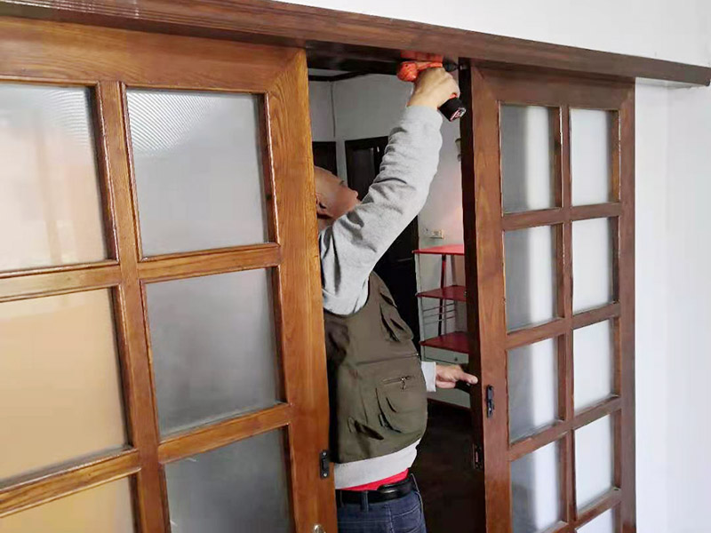 家具木門被踢壞了，若要自己動手進(jìn)行家具木門維修要用到哪些工具