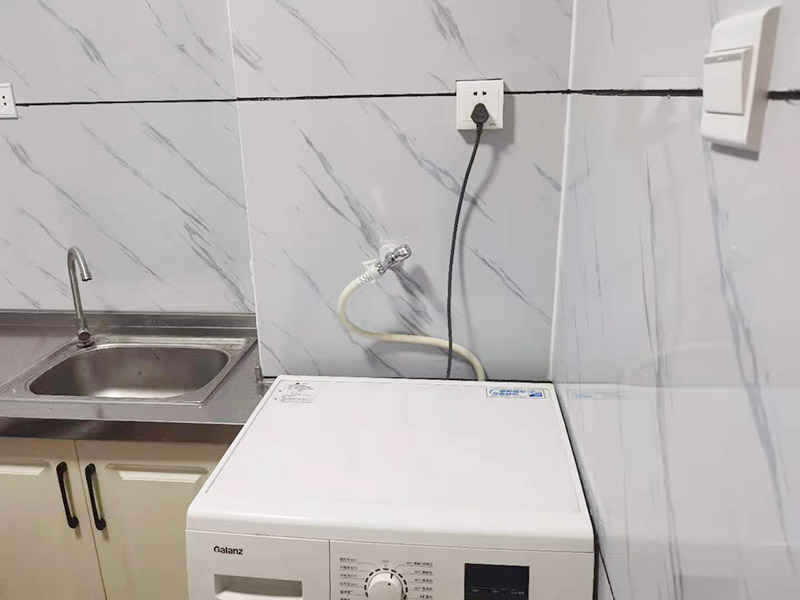 出租房廚房墻貼微晶板：將粘有圖案的轉(zhuǎn)移膜輕輕的撕離圖案的底紙，如果圖案有沒粘在轉(zhuǎn)移膜上的地方，可以用小刀輔助一下。先將轉(zhuǎn)移膜剪下的邊角料挑選個(gè)墻角的墻面測(cè)試一下墻面的性能，確定墻面沒問題后再粘貼。如果墻面掉粉或在撕下轉(zhuǎn)移膜時(shí)會(huì)連同墻面漆一起粘下，請(qǐng)?zhí)幚砗笤龠M(jìn)行粘貼。　貼圖案的時(shí)候，可以先將轉(zhuǎn)移膜的一角先粘在墻上，然后慢慢的將粘有圖案的轉(zhuǎn)移膜順著向下的方向貼在墻上，接著用卡片由圖案中間向四周的方向反復(fù)劃幾下，使墻貼更好粘在墻壁。