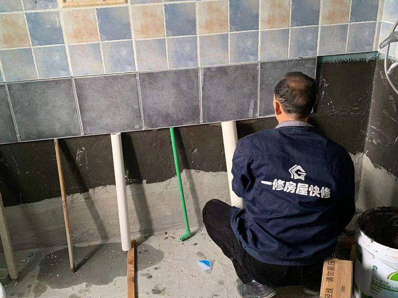 墻面貼瓷磚維修:首先將沙子和水泥按照3：1的比例混合后兌少量的水，使水泥和沙子混合到可以用手攥成團(tuán)的黏稠度,在鋪磚之前先將要鋪的地方用水潑濕。將開(kāi)始和好的水泥和沙子鏟到你要鋪瓷磚的地方,鏟完以后用小鏟子初步抹平,然后用一根小平板抹平表面，然后瓷磚背后抹上開(kāi)始和好的那盆比較稠的水泥漿。再將抹好水泥的磚小心平放到要鋪的地方，注意對(duì)縫。再用橡膠小榔頭敲實(shí)，用水平尺找平。最后在側(cè)邊用小榔頭的把手堵嚴(yán)實(shí)。
