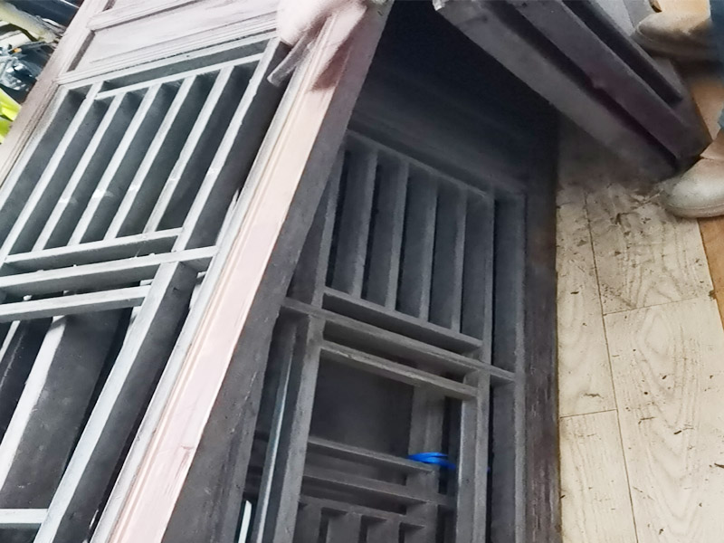 屏風(fēng)家具打磨翻新：為了保持整件家具的完整性，在拆開時(shí)應(yīng)先觀察結(jié)構(gòu)。仔細(xì)觀察完家具的結(jié)構(gòu)后，把每個部件都標(biāo)做好序號以便翻新后安裝，在家具在拆時(shí)要按照組裝時(shí)相反的順序拆開?？梢允褂霉β瘦^大的吹風(fēng)機(jī)來清理舊家具上的浮塵及積土，但是一定不能用濕布來擦，沒有看清楚部件本身面目之前就用濕布來擦拭會造成無法預(yù)料的傷害。家具去漆一般用細(xì)砂紙來輕輕的打磨，較硬的部位可以使用刀刮。注意去漆時(shí)原有的精雕部分不能破壞，否則會造成永久的損壞，怎么修補(bǔ)也沒有用。 最后就是對舊家具做漆面，它不是說簡單地刷漆就行，而要盡量保留家具原來的漆面。舊家具的漆膜也是一樣需要打磨的，要想效果好可以用人的來對家具反復(fù)摩擦。對于家具漆面的打磨要求不能留有死角、不能留有油污、色澤要均勻一致。