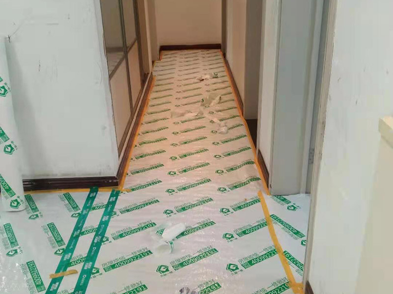 家具成品保護(hù)措施：成品飾面板在安裝好后必須用PE保護(hù)膜覆蓋包起來，所有成品飾面板的陽角位必須用硬質(zhì)紙護(hù)角或泡沫棉進(jìn)行保護(hù)性包裝，防止交被其他施工人員碰撞。固裝家具保護(hù)完后，在正面要貼上醒目的標(biāo)簽，進(jìn)行現(xiàn)場提示。家具木門安裝好后，木門的門框1.5米以下高度一定要用硬質(zhì)紙護(hù)角或泡沫棉進(jìn)行保護(hù)性包裝，門頁用PE保護(hù)膜及泡沫板包起來，防止交被其他施工人員碰撞。