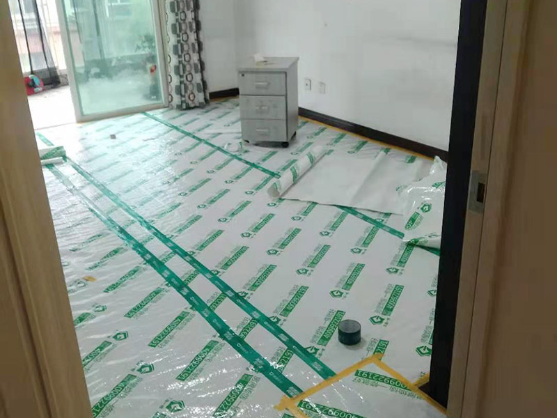 家具成品保護(hù)措施：成品飾面板在安裝好后必須用PE保護(hù)膜覆蓋包起來，所有成品飾面板的陽角位必須用硬質(zhì)紙護(hù)角或泡沫棉進(jìn)行保護(hù)性包裝，防止交被其他施工人員碰撞。固裝家具保護(hù)完后，在正面要貼上醒目的標(biāo)簽，進(jìn)行現(xiàn)場提示。家具木門安裝好后，木門的門框1.5米以下高度一定要用硬質(zhì)紙護(hù)角或泡沫棉進(jìn)行保護(hù)性包裝，門頁用PE保護(hù)膜及泡沫板包起來，防止交被其他施工人員碰撞。