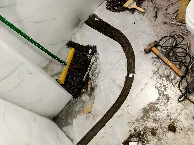 浴室地面擋水條安裝：房屋裝修時鋪地板磚的過程中會留出一條槽，水泥砂漿鋪平后放入大理石的擋水條。在鋪地磚的時候先將擋水條嵌在地磚里面，配套浴簾用的擋水條，安裝時測量好安裝高度。使浴簾自然下垂，垂進擋水條里三厘米左右，是最好的安裝效果且安裝后水不會外濺。