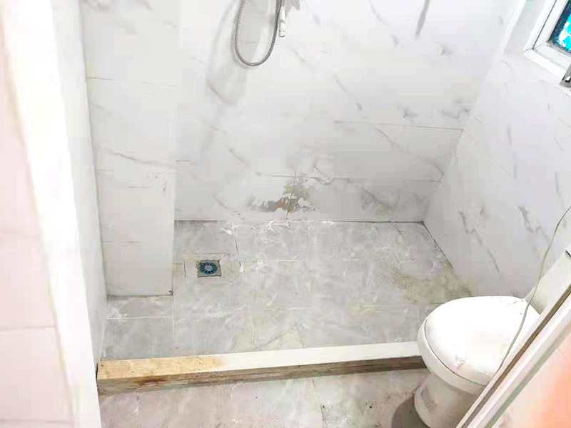 浴室地面擋水條安裝：房屋裝修時鋪地板磚的過程中會留出一條槽，水泥砂漿鋪平后放入大理石的擋水條。在鋪地磚的時候先將擋水條嵌在地磚里面，配套浴簾用的擋水條，安裝時測量好安裝高度。使浴簾自然下垂，垂進擋水條里三厘米左右，是最好的安裝效果且安裝后水不會外濺。