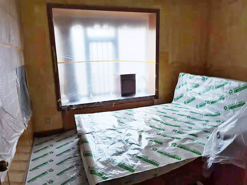 臥室翻新家具保護方案：在新房裝修及舊房翻新時粘上遮蔽保護膜和遮蔽紙，保護門窗、地板、家具及燈具等等。防止施工時涂料和油漆刷在以上物體上面，也使施工人員可以大膽、快速的涂刷墻面，不必擔心涂料會流到地板上造成需花大量人工清潔的現(xiàn)象。可以直接提高施工效率，節(jié)約施工后的清潔工作、節(jié)約人工、提高裝修質(zhì)量。 大件家具家電搬移：在進場施工前需要將家具搬移出一定的距離，移到房子中間，并用保護膜和保護套對地板、家具、家電、墻面進行保護，一邊施工，杜絕粘污。 地面保護：用地膜將需要涂刷房間的地面鋪上地膜，如果靠近踢腳線，地膜附在30厘米遮蔽保護膜之上，用美紋紙或大膠帶固定。第一層地膜和第二層地膜之間用大膠帶固定，一定要平整無縫隙。 門、家具：根據(jù)被包裹物體大小選擇遮蔽保護膜的大小，確保保護物體四面包裹無死角，且保護膜平整。