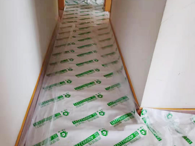 臥室翻新家具保護方案：在新房裝修及舊房翻新時粘上遮蔽保護膜和遮蔽紙，保護門窗、地板、家具及燈具等等。防止施工時涂料和油漆刷在以上物體上面，也使施工人員可以大膽、快速的涂刷墻面，不必擔心涂料會流到地板上造成需花大量人工清潔的現(xiàn)象?？梢灾苯犹岣呤┕ば剩?jié)約施工后的清潔工作、節(jié)約人工、提高裝修質(zhì)量。 大件家具家電搬移：在進場施工前需要將家具搬移出一定的距離，移到房子中間，并用保護膜和保護套對地板、家具、家電、墻面進行保護，一邊施工，杜絕粘污。 地面保護：用地膜將需要涂刷房間的地面鋪上地膜，如果靠近踢腳線，地膜附在30厘米遮蔽保護膜之上，用美紋紙或大膠帶固定。第一層地膜和第二層地膜之間用大膠帶固定，一定要平整無縫隙。 門、家具：根據(jù)被包裹物體大小選擇遮蔽保護膜的大小，確保保護物體四面包裹無死角，且保護膜平整。