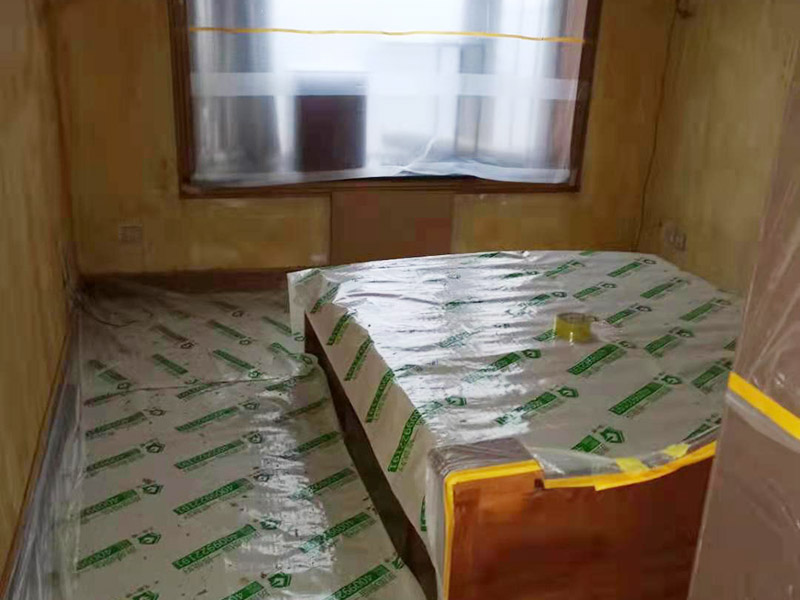 臥室翻新家具保護方案：在新房裝修及舊房翻新時粘上遮蔽保護膜和遮蔽紙，保護門窗、地板、家具及燈具等等。防止施工時涂料和油漆刷在以上物體上面，也使施工人員可以大膽、快速的涂刷墻面，不必擔心涂料會流到地板上造成需花大量人工清潔的現(xiàn)象?？梢灾苯犹岣呤┕ば?，節(jié)約施工后的清潔工作、節(jié)約人工、提高裝修質(zhì)量。 大件家具家電搬移：在進場施工前需要將家具搬移出一定的距離，移到房子中間，并用保護膜和保護套對地板、家具、家電、墻面進行保護，一邊施工，杜絕粘污。 地面保護：用地膜將需要涂刷房間的地面鋪上地膜，如果靠近踢腳線，地膜附在30厘米遮蔽保護膜之上，用美紋紙或大膠帶固定。第一層地膜和第二層地膜之間用大膠帶固定，一定要平整無縫隙。 門、家具：根據(jù)被包裹物體大小選擇遮蔽保護膜的大小，確保保護物體四面包裹無死角，且保護膜平整。