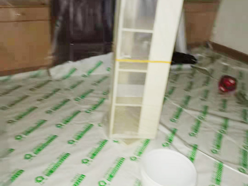 臥室翻新家具保護方案：在新房裝修及舊房翻新時粘上遮蔽保護膜和遮蔽紙，保護門窗、地板、家具及燈具等等。防止施工時涂料和油漆刷在以上物體上面，也使施工人員可以大膽、快速的涂刷墻面，不必擔心涂料會流到地板上造成需花大量人工清潔的現(xiàn)象。可以直接提高施工效率，節(jié)約施工后的清潔工作、節(jié)約人工、提高裝修質(zhì)量。 大件家具家電搬移：在進場施工前需要將家具搬移出一定的距離，移到房子中間，并用保護膜和保護套對地板、家具、家電、墻面進行保護，一邊施工，杜絕粘污。 地面保護：用地膜將需要涂刷房間的地面鋪上地膜，如果靠近踢腳線，地膜附在30厘米遮蔽保護膜之上，用美紋紙或大膠帶固定。第一層地膜和第二層地膜之間用大膠帶固定，一定要平整無縫隙。 門、家具：根據(jù)被包裹物體大小選擇遮蔽保護膜的大小，確保保護物體四面包裹無死角，且保護膜平整。