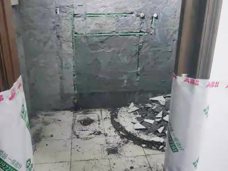衛(wèi)生間局部改造：衛(wèi)生間改造中水電的改造尤為重要且需要最早開(kāi)始著手，由于會(huì)涉及到浴霸采暖、燈光的線路走向、水管的入墻等問(wèn)題，所以在改造之前需制定一個(gè)詳細(xì)的水電走向設(shè)計(jì)。衛(wèi)生間改造中一般都需要做吊頂處理，當(dāng)然，美觀的同時(shí)作為淋浴的場(chǎng)所防水等方面也需要注意。所以在選擇衛(wèi)生間的吊頂材料時(shí)，具備防水、防潮、防腐蝕、耐高溫功能的耐用材料值得購(gòu)買。一般常見(jiàn)的衛(wèi)生間吊頂材料是鋁扣板。