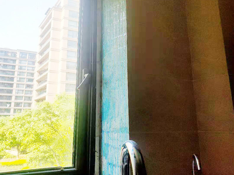 廚房墻磚修復(fù)施工：1、刮除掉需要更換的瓷磚與周圍瓷磚的接縫處的填縫劑； 2、用云石機(jī)沿瓷磚的對(duì)角線切開，注意不要到瓷磚的四個(gè)角，離角大概有10公分即可； 3、采用錘子，從對(duì)角線的中心位置砸開，取掉中心碎裂的瓷磚； 4、采用錘子和撬杠從碎裂中心邊緣部分開始，撬杠適當(dāng)向外傾斜立在磚面，用錘子錘擊撬杠，逐步的從中心往四周敲砸瓷磚，到瓷磚的邊的部分要特別的小心。 5、將砸掉瓷磚瓷磚后的墻地面基層清理干凈，剔除松動(dòng)的基層； 6、采用水泥砂漿重新粘貼新的瓷磚。