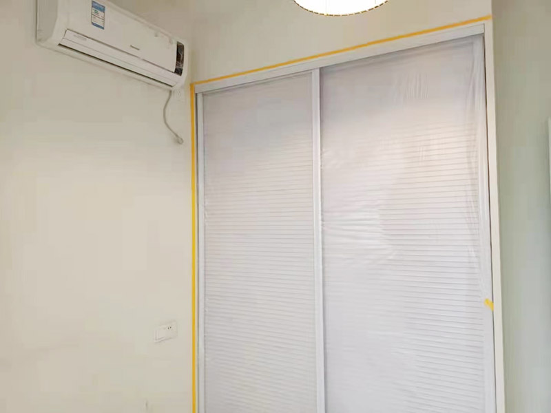 地面家具成品保護(hù)措施:在墻面翻新前，需要先將舊漆面鏟除干凈，之后在進(jìn)行打磨，將墻面的浮沉雜物都清理干凈。如果墻面有凹凸不平的情況，要先用膩?zhàn)有扪a(bǔ)，如果墻面出現(xiàn)空鼓的現(xiàn)象，也要將整面的墻皮進(jìn)行鏟除，在做后續(xù)的處理?；鶎幼鐾旰?，需要將施工區(qū)域的家具物件移除，避免在翻新過程中，使家具受到損傷。