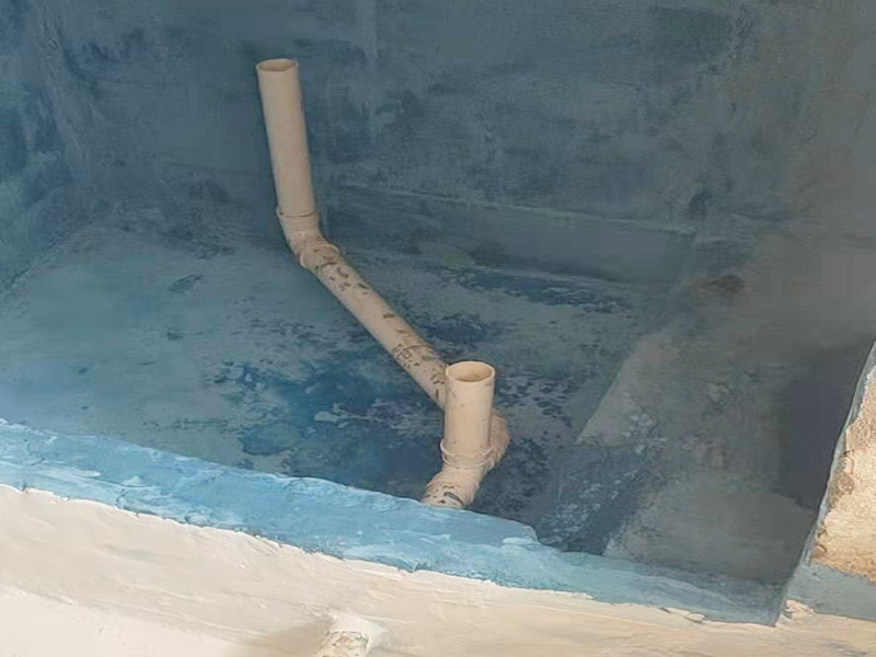 地面防水施工流程:清理基層：將墊層上松散的混凝土、砂漿等清洗干凈，凸出的鼓包剔除。 刷水泥素漿：配合比為水泥∶防水油，加上適量水拌合成粥狀，鋪攤在地面上，用掃帚均勻掃一遍。 抹底層砂漿：底層用1∶3水泥砂漿，摻入水泥重3%～5%的防水粉。拌好的砂漿倒在地上，用杠尺刮平，木抹子順平，鐵抹子壓一遍。 刷水泥素漿：常溫間隔1d后刷水泥素漿一道，配合比為水泥∶防水油加適量水。 抹面層砂漿：刷水泥素漿后，接著抹面層砂漿，配合比及做法用底層。