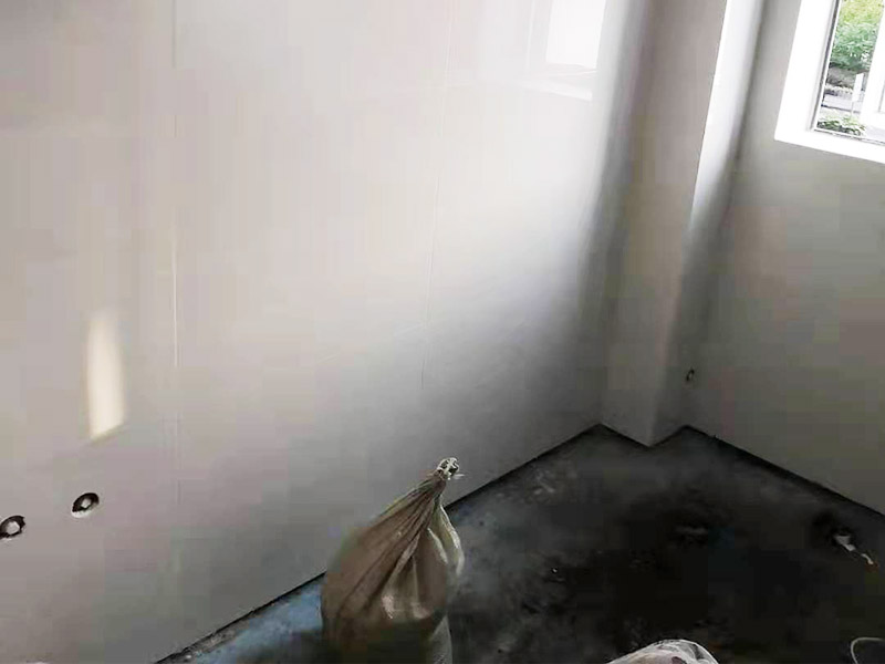 墻面瓷磚鋪貼：（1）基層處理：將塵土、雜物徹底清掃干凈，不得有空鼓、開裂及起砂等缺陷。 （2）彈線：施工前在墻體四周彈出標(biāo)高控制線，在地面彈出十字線，以控制地磚分隔尺寸。 （3）預(yù)鋪：首先應(yīng)在圖紙?jiān)O(shè)計(jì)要求的基礎(chǔ)上，對(duì)地磚的色彩、紋理、表面平整等進(jìn)行嚴(yán)格的挑選，然后按照?qǐng)D紙要求預(yù)鋪。對(duì)于預(yù)鋪中可能出現(xiàn)的尺寸、色彩、紋理誤差等進(jìn)行調(diào)整、交換，直至達(dá)到最佳效果，按鋪貼順利堆放整齊備用。 （4）鋪貼：鋪設(shè)選用1：3干硬性水泥砂漿，砂漿厚度25mm左右。鋪貼前將地磚背面濕潤(rùn)，需正面干燥為宜。把地磚按照要求放在水泥砂漿上，用橡皮錘輕敲地磚飾面直至密實(shí)平整達(dá)到要求。 （5）勾縫：地磚鋪完后24h進(jìn)行清理勾縫，勾縫前應(yīng)先將地磚縫隙內(nèi)雜質(zhì)擦凈，用專用填縫劑勾縫。 （6）清理：施工過程中隨干隨清，完工后(一般宜在24h之后)再用棉紗等物對(duì)地磚表面進(jìn)行清理。