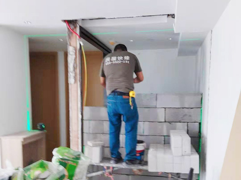 房屋局部改造：衛(wèi)生間改造中水電的改造尤為重要且需要最早開(kāi)始著手，由于會(huì)涉及到浴霸采暖、燈光的線路走向、水管的入墻等問(wèn)題，所以在改造之前需制定一個(gè)詳細(xì)的水電走向設(shè)計(jì)，從而提高安全質(zhì)量以及滿足裝修業(yè)主們生活的需要。衛(wèi)生間內(nèi)的防水涂料是由地面延伸到墻面的，涂刷過(guò)程中精良的保證厚度均勻。還需要處理好地面和墻面交界處的各類管件的涂刷。待防水處理完全確定后，等待地面干透就可以做后續(xù)的工程了。