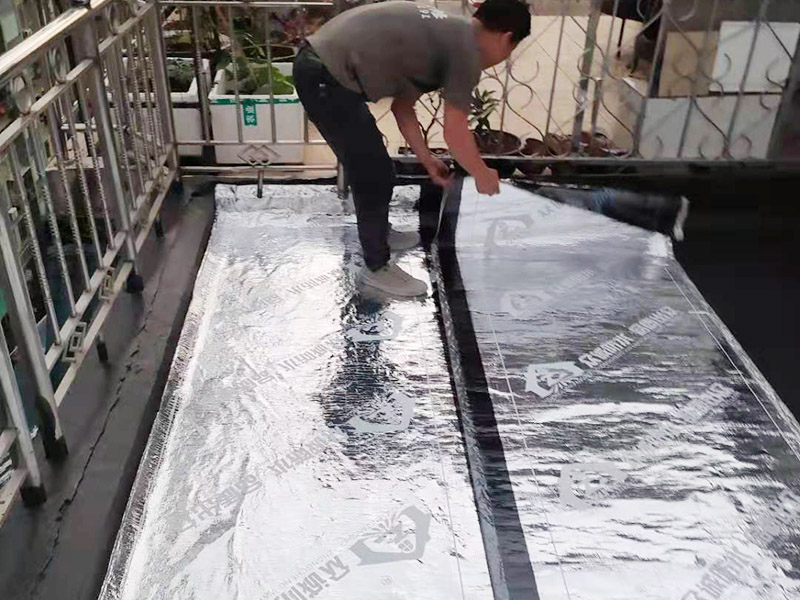 房屋局部改造：衛(wèi)生間改造中水電的改造尤為重要且需要最早開(kāi)始著手，由于會(huì)涉及到浴霸采暖、燈光的線路走向、水管的入墻等問(wèn)題，所以在改造之前需制定一個(gè)詳細(xì)的水電走向設(shè)計(jì)，從而提高安全質(zhì)量以及滿足裝修業(yè)主們生活的需要。衛(wèi)生間內(nèi)的防水涂料是由地面延伸到墻面的，涂刷過(guò)程中精良的保證厚度均勻。還需要處理好地面和墻面交界處的各類管件的涂刷。待防水處理完全確定后，等待地面干透就可以做后續(xù)的工程了。