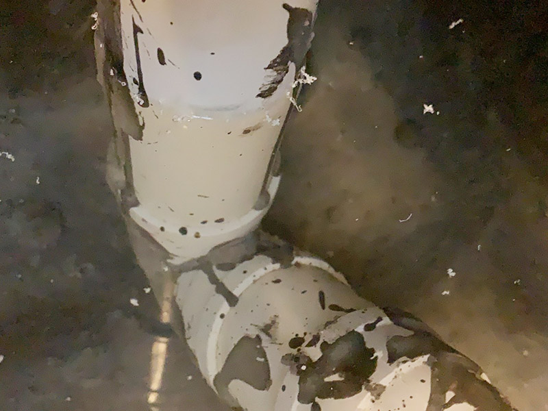 墻地面閉水試驗：1、等防水涂層徹底干透（一般為48小時）后，才可以進行閉水實驗。 2、閉水實驗顧名思義就是要將水的排泄口堵死，檢查是否滲水。具體做法就是將所有下水管道堵塞住，門口處用雨水泥或膩子粉堆高，擋住外流的水。 3、準備工作做好后，就要開始放水了，讓空間水積存3cm到5cm，然后對初始水位進行標記。 4、水放好后，靜待24小時，然后觀察水位是否下降，樓下是否滲水。 若沒有滲水現(xiàn)象，說明地面防水做的很成功。 5、輕質墻體須做淋水試驗，用水管在墻面自上而下不間斷噴淋3分鐘，4小時以后觀察墻體的另一側是否會出現(xiàn)滲透現(xiàn)象，如果無滲透可認為防水施工驗收合格。