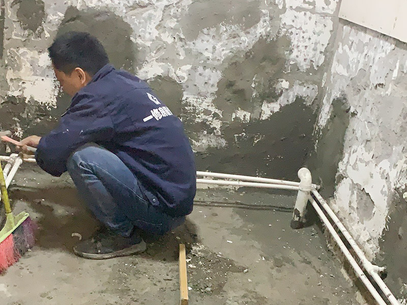 廁所墻面清理修補：首先，是基層不牢固的話，就必須要將基層全部剔除，從新進行基層的裝修處理；甚者，墻面基層裂縫太大，會嚴重影響家人的生活安全，必須找相關房產(chǎn)企業(yè)進行處理。 將破損墻磚取出，用切割機在離損壞的墻磚的四周5到6毫米處切槽，用切割刀將墻磚縫的水泥稍微刮下一些，再用切割刀吧墻磚表面的釉面劃開一道口，以便把墻磚敲碎取出，用錘子把墻磚敲碎后取下來，如果水泥粘得太牢，可以用錘子和鏨子把破損的墻磚剔下。然后，將磚上的砂漿全部刮干凈，然后在107膠中加入適量的水泥，并攪拌成糊狀。