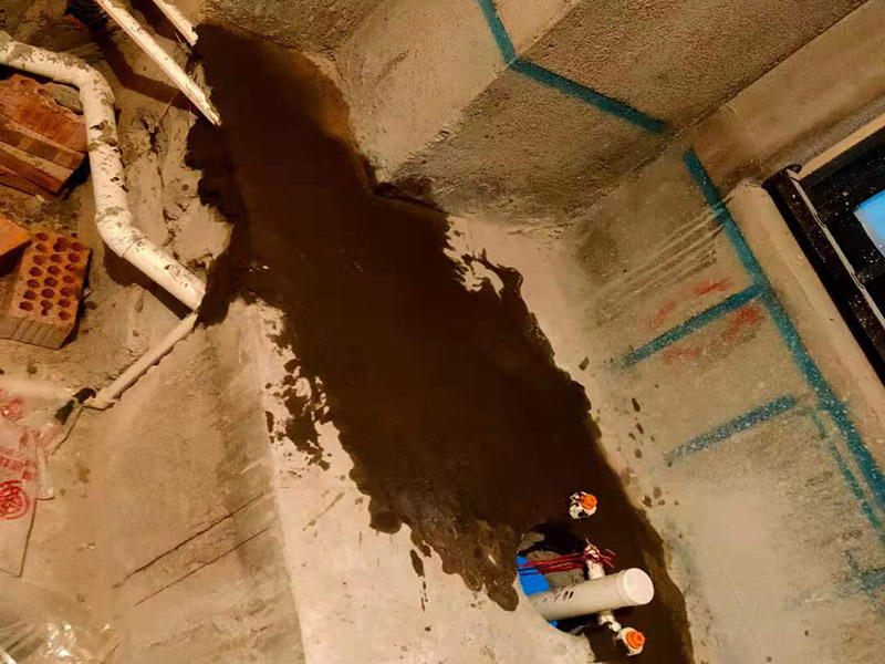 衛(wèi)生間改造施工：衛(wèi)生間改造中水電的改造尤為重要且需要最早開始著手，由于會涉及到浴霸采暖、燈光的線路走向、水管的入墻等問題，所以在改造之前需制定一個詳細(xì)的水電走向設(shè)計，從而提高安全質(zhì)量以及滿足裝修業(yè)主們生活的需要。 其次就是需要對其做相應(yīng)的防水處理。因?yàn)樵谌粘５募彝ブ?，衛(wèi)生間的水是處處可見的，非常潮濕。衛(wèi)生間內(nèi)的防水涂料是由地面延伸到墻面的，涂刷過程中精良的保證厚度均勻。還需要處理好地面和墻面交界處的各類管件的涂刷。待防水處理完全確定后，等待地面干透就可以做后續(xù)的工程了。這里要著重提醒，衛(wèi)生間下水口位置的防水要特別處理好，保證今后的檢查與維修。
