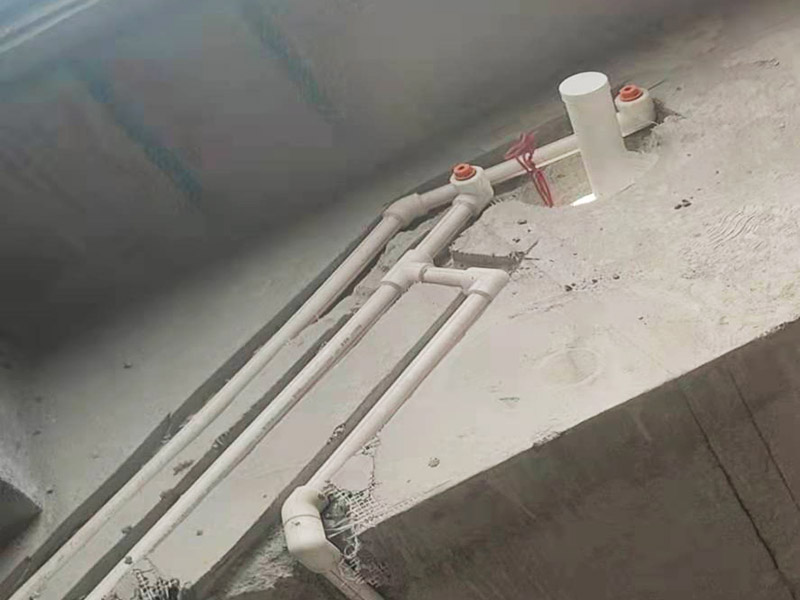 衛(wèi)生間改造施工：衛(wèi)生間改造中水電的改造尤為重要且需要最早開始著手，由于會涉及到浴霸采暖、燈光的線路走向、水管的入墻等問題，所以在改造之前需制定一個詳細(xì)的水電走向設(shè)計，從而提高安全質(zhì)量以及滿足裝修業(yè)主們生活的需要。 其次就是需要對其做相應(yīng)的防水處理。因?yàn)樵谌粘５募彝ブ校l(wèi)生間的水是處處可見的，非常潮濕。衛(wèi)生間內(nèi)的防水涂料是由地面延伸到墻面的，涂刷過程中精良的保證厚度均勻。還需要處理好地面和墻面交界處的各類管件的涂刷。待防水處理完全確定后，等待地面干透就可以做后續(xù)的工程了。這里要著重提醒，衛(wèi)生間下水口位置的防水要特別處理好，保證今后的檢查與維修。