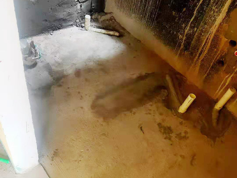 衛(wèi)生間改造施工：衛(wèi)生間改造中水電的改造尤為重要且需要最早開始著手，由于會涉及到浴霸采暖、燈光的線路走向、水管的入墻等問題，所以在改造之前需制定一個詳細(xì)的水電走向設(shè)計，從而提高安全質(zhì)量以及滿足裝修業(yè)主們生活的需要。 其次就是需要對其做相應(yīng)的防水處理。因?yàn)樵谌粘５募彝ブ?，衛(wèi)生間的水是處處可見的，非常潮濕。衛(wèi)生間內(nèi)的防水涂料是由地面延伸到墻面的，涂刷過程中精良的保證厚度均勻。還需要處理好地面和墻面交界處的各類管件的涂刷。待防水處理完全確定后，等待地面干透就可以做后續(xù)的工程了。這里要著重提醒，衛(wèi)生間下水口位置的防水要特別處理好，保證今后的檢查與維修。