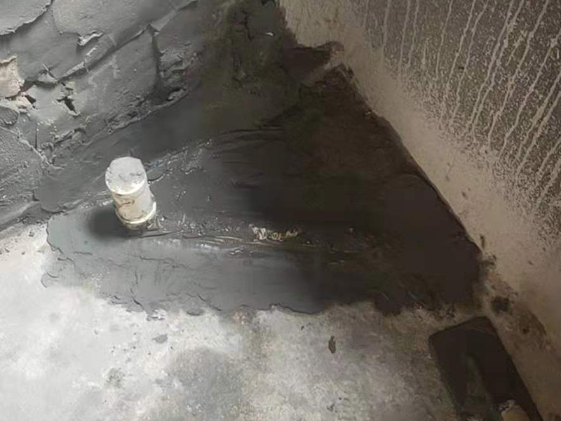 衛(wèi)生間改造施工：衛(wèi)生間改造中水電的改造尤為重要且需要最早開始著手，由于會涉及到浴霸采暖、燈光的線路走向、水管的入墻等問題，所以在改造之前需制定一個詳細(xì)的水電走向設(shè)計，從而提高安全質(zhì)量以及滿足裝修業(yè)主們生活的需要。 其次就是需要對其做相應(yīng)的防水處理。因?yàn)樵谌粘５募彝ブ校l(wèi)生間的水是處處可見的，非常潮濕。衛(wèi)生間內(nèi)的防水涂料是由地面延伸到墻面的，涂刷過程中精良的保證厚度均勻。還需要處理好地面和墻面交界處的各類管件的涂刷。待防水處理完全確定后，等待地面干透就可以做后續(xù)的工程了。這里要著重提醒，衛(wèi)生間下水口位置的防水要特別處理好，保證今后的檢查與維修。