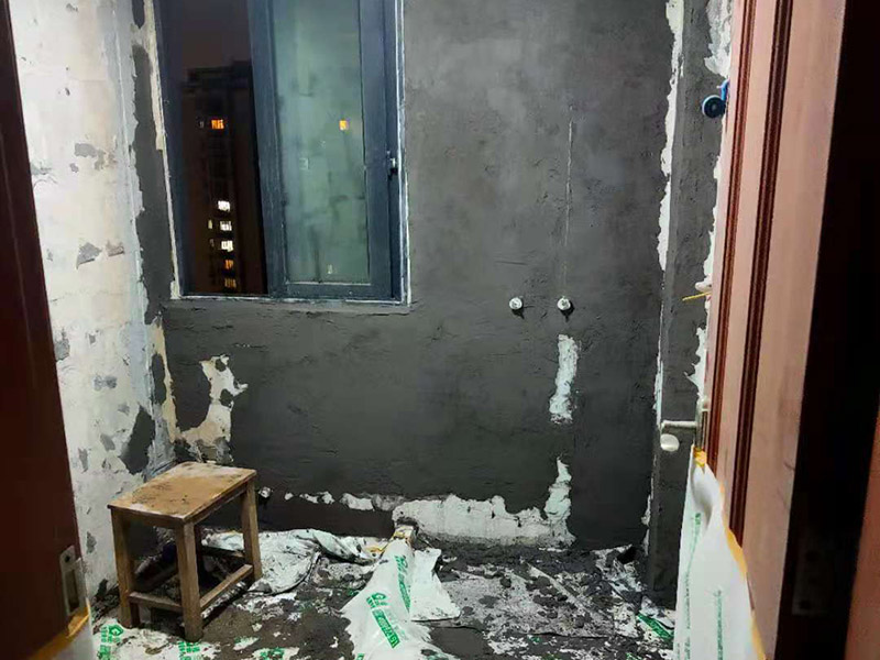廁所墻面刷防水:廚衛(wèi)空間管道較多，由于上下水流的通過，管道長期震動(dòng)容易出現(xiàn)裂紋造成滲漏，且建筑沉降時(shí)易造成管口松動(dòng)而導(dǎo)致漏水。 陰陽角要做圓弧形處理，即將L型部位處理成C型，避免涂刷防水材料的時(shí)候造成陰角堆積、陽角漏涂等情況. 找平層的施工要注意，在防水層完工至少24h后再進(jìn)行。且找平層的施工不能破壞防水層，特別是防水層為柔韌性防水材料是。避免尖銳碎片在找平層中導(dǎo)致防水層刺穿漏水. 瓷磚膠層不同于普通河沙水泥：普通河沙水泥采用背貼法。形成的是非連續(xù)、有空鼓的粘結(jié)層。而瓷磚膠采用齒型刮板刮成連續(xù)的瓷磚膠粘結(jié)層，且瓷磚膠具有一定柔韌性能抵抗震動(dòng)和收縮。添加劑中的乳膠粉在粘結(jié)面能形成連續(xù)的聚合物層，不僅提高了粘結(jié)性能，而且具有一定的防水性能。
