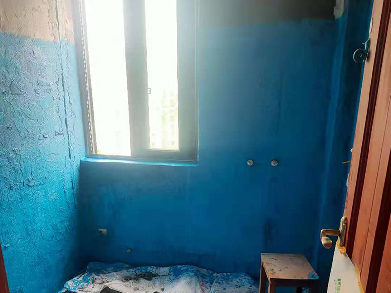 廁所墻面刷防水:廚衛(wèi)空間管道較多，由于上下水流的通過，管道長期震動(dòng)容易出現(xiàn)裂紋造成滲漏，且建筑沉降時(shí)易造成管口松動(dòng)而導(dǎo)致漏水。 陰陽角要做圓弧形處理，即將L型部位處理成C型，避免涂刷防水材料的時(shí)候造成陰角堆積、陽角漏涂等情況. 找平層的施工要注意，在防水層完工至少24h后再進(jìn)行。且找平層的施工不能破壞防水層，特別是防水層為柔韌性防水材料是。避免尖銳碎片在找平層中導(dǎo)致防水層刺穿漏水. 瓷磚膠層不同于普通河沙水泥：普通河沙水泥采用背貼法。形成的是非連續(xù)、有空鼓的粘結(jié)層。而瓷磚膠采用齒型刮板刮成連續(xù)的瓷磚膠粘結(jié)層，且瓷磚膠具有一定柔韌性能抵抗震動(dòng)和收縮。添加劑中的乳膠粉在粘結(jié)面能形成連續(xù)的聚合物層，不僅提高了粘結(jié)性能，而且具有一定的防水性能。