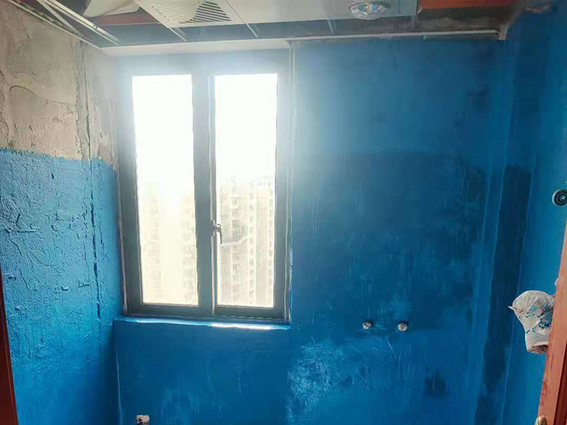 廁所墻面刷防水:廚衛(wèi)空間管道較多，由于上下水流的通過，管道長期震動(dòng)容易出現(xiàn)裂紋造成滲漏，且建筑沉降時(shí)易造成管口松動(dòng)而導(dǎo)致漏水。 陰陽角要做圓弧形處理，即將L型部位處理成C型，避免涂刷防水材料的時(shí)候造成陰角堆積、陽角漏涂等情況. 找平層的施工要注意，在防水層完工至少24h后再進(jìn)行。且找平層的施工不能破壞防水層，特別是防水層為柔韌性防水材料是。避免尖銳碎片在找平層中導(dǎo)致防水層刺穿漏水. 瓷磚膠層不同于普通河沙水泥：普通河沙水泥采用背貼法。形成的是非連續(xù)、有空鼓的粘結(jié)層。而瓷磚膠采用齒型刮板刮成連續(xù)的瓷磚膠粘結(jié)層，且瓷磚膠具有一定柔韌性能抵抗震動(dòng)和收縮。添加劑中的乳膠粉在粘結(jié)面能形成連續(xù)的聚合物層，不僅提高了粘結(jié)性能，而且具有一定的防水性能。