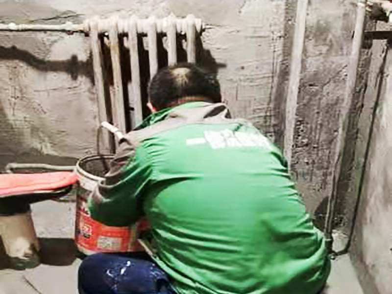 衛(wèi)生間墻地面刷防水：在涂刷防水涂層之前，先要清理墻面和地面。同時(shí)，要用連接的氣泵皮管吹盡陰角處的浮層，要量出防水層的高度并劃出基準(zhǔn)線，刷防水涂料時(shí)要先刷基準(zhǔn)線以下位置，并在墻面和地面連接陰角處刷成八字，上下交叉，交接處接應(yīng)有200mm，不得有漏刷情況出現(xiàn)。 墻角涂刷完成后，沿基準(zhǔn)線涂刷墻體：第一遍涂刷墻面時(shí)，應(yīng)上下縱向涂刷，第二遍涂刷墻體，應(yīng)左右橫向涂刷。 地面防水涂料的涂刷應(yīng)該從房間里側(cè)向門(mén)口涂刷，地面水管接口處尤其要仔細(xì)涂刷，不能有任何遺漏。 在涂刷完防水涂料后，不能立刻貼瓷鉆，還必須對(duì)衛(wèi)生間等空間進(jìn)行防水測(cè)試。防水測(cè)試具體辦法是：堵住衛(wèi)生間排水口、地漏等，然后將衛(wèi)生間積水2~3cm。24小時(shí)后到樓下查看是否有水滲漏，一旦發(fā)現(xiàn)有滲水痕跡，必須馬上返工。如果等到墻地磚鋪貼完畢才發(fā)現(xiàn)防水滲漏的問(wèn)題，則必須將墻地磚全部敲掉重新做防水，這樣的話工程量和損耗會(huì)增大很多。