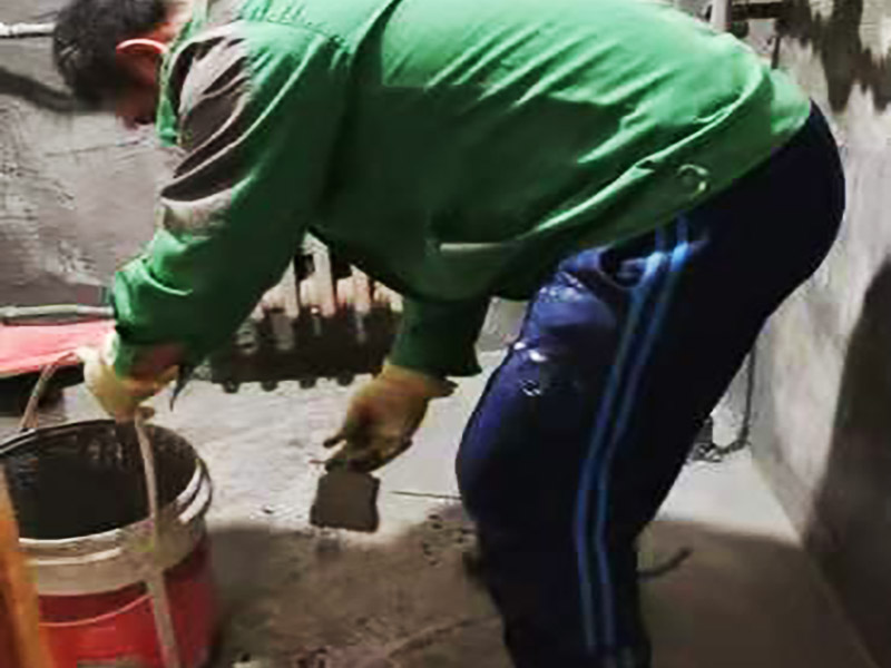 衛(wèi)生間墻地面刷防水：在涂刷防水涂層之前，先要清理墻面和地面。同時(shí)，要用連接的氣泵皮管吹盡陰角處的浮層，要量出防水層的高度并劃出基準(zhǔn)線，刷防水涂料時(shí)要先刷基準(zhǔn)線以下位置，并在墻面和地面連接陰角處刷成八字，上下交叉，交接處接應(yīng)有200mm，不得有漏刷情況出現(xiàn)。 墻角涂刷完成后，沿基準(zhǔn)線涂刷墻體：第一遍涂刷墻面時(shí)，應(yīng)上下縱向涂刷，第二遍涂刷墻體，應(yīng)左右橫向涂刷。 地面防水涂料的涂刷應(yīng)該從房間里側(cè)向門(mén)口涂刷，地面水管接口處尤其要仔細(xì)涂刷，不能有任何遺漏。 在涂刷完防水涂料后，不能立刻貼瓷鉆，還必須對(duì)衛(wèi)生間等空間進(jìn)行防水測(cè)試。防水測(cè)試具體辦法是：堵住衛(wèi)生間排水口、地漏等，然后將衛(wèi)生間積水2~3cm。24小時(shí)后到樓下查看是否有水滲漏，一旦發(fā)現(xiàn)有滲水痕跡，必須馬上返工。如果等到墻地磚鋪貼完畢才發(fā)現(xiàn)防水滲漏的問(wèn)題，則必須將墻地磚全部敲掉重新做防水，這樣的話工程量和損耗會(huì)增大很多。