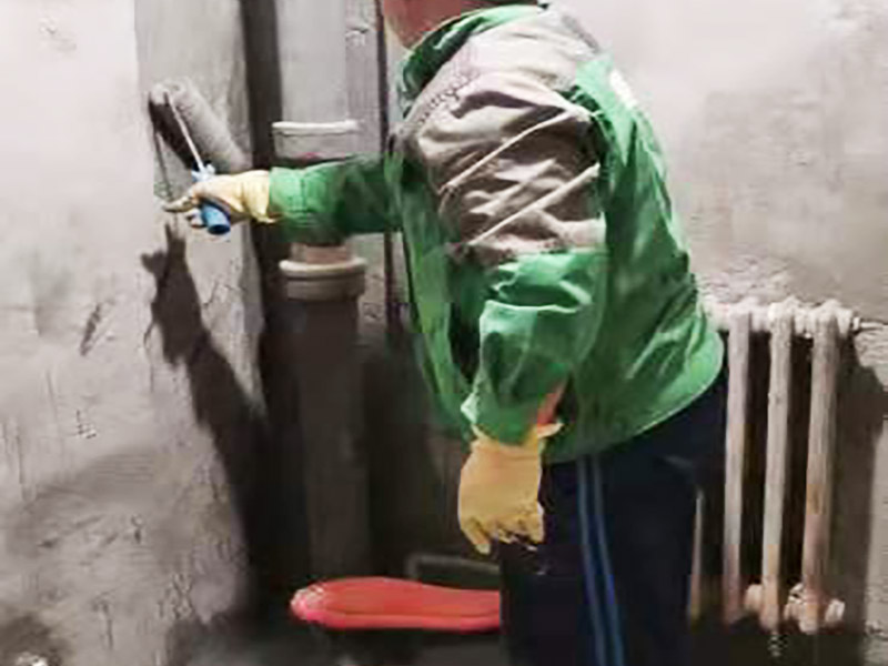 衛(wèi)生間墻地面刷防水：在涂刷防水涂層之前，先要清理墻面和地面。同時(shí)，要用連接的氣泵皮管吹盡陰角處的浮層，要量出防水層的高度并劃出基準(zhǔn)線，刷防水涂料時(shí)要先刷基準(zhǔn)線以下位置，并在墻面和地面連接陰角處刷成八字，上下交叉，交接處接應(yīng)有200mm，不得有漏刷情況出現(xiàn)。 墻角涂刷完成后，沿基準(zhǔn)線涂刷墻體：第一遍涂刷墻面時(shí)，應(yīng)上下縱向涂刷，第二遍涂刷墻體，應(yīng)左右橫向涂刷。 地面防水涂料的涂刷應(yīng)該從房間里側(cè)向門(mén)口涂刷，地面水管接口處尤其要仔細(xì)涂刷，不能有任何遺漏。 在涂刷完防水涂料后，不能立刻貼瓷鉆，還必須對(duì)衛(wèi)生間等空間進(jìn)行防水測(cè)試。防水測(cè)試具體辦法是：堵住衛(wèi)生間排水口、地漏等，然后將衛(wèi)生間積水2~3cm。24小時(shí)后到樓下查看是否有水滲漏，一旦發(fā)現(xiàn)有滲水痕跡，必須馬上返工。如果等到墻地磚鋪貼完畢才發(fā)現(xiàn)防水滲漏的問(wèn)題，則必須將墻地磚全部敲掉重新做防水，這樣的話工程量和損耗會(huì)增大很多。