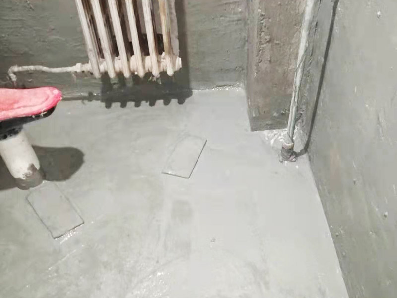 衛(wèi)生間墻地面刷防水：在涂刷防水涂層之前，先要清理墻面和地面。同時(shí)，要用連接的氣泵皮管吹盡陰角處的浮層，要量出防水層的高度并劃出基準(zhǔn)線，刷防水涂料時(shí)要先刷基準(zhǔn)線以下位置，并在墻面和地面連接陰角處刷成八字，上下交叉，交接處接應(yīng)有200mm，不得有漏刷情況出現(xiàn)。 墻角涂刷完成后，沿基準(zhǔn)線涂刷墻體：第一遍涂刷墻面時(shí)，應(yīng)上下縱向涂刷，第二遍涂刷墻體，應(yīng)左右橫向涂刷。 地面防水涂料的涂刷應(yīng)該從房間里側(cè)向門(mén)口涂刷，地面水管接口處尤其要仔細(xì)涂刷，不能有任何遺漏。 在涂刷完防水涂料后，不能立刻貼瓷鉆，還必須對(duì)衛(wèi)生間等空間進(jìn)行防水測(cè)試。防水測(cè)試具體辦法是：堵住衛(wèi)生間排水口、地漏等，然后將衛(wèi)生間積水2~3cm。24小時(shí)后到樓下查看是否有水滲漏，一旦發(fā)現(xiàn)有滲水痕跡，必須馬上返工。如果等到墻地磚鋪貼完畢才發(fā)現(xiàn)防水滲漏的問(wèn)題，則必須將墻地磚全部敲掉重新做防水，這樣的話工程量和損耗會(huì)增大很多。