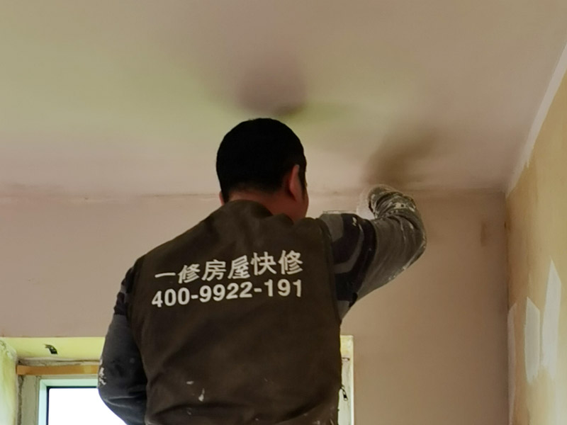墻面刮膩子修補：1、鏟墻皮：可以做輕微潤水實驗，檢驗原涂層附著力是否合格，如果原基層膩子較差，則需要鏟除，重新石膏找平。 2、墻體封閉墻固一遍：目的是封閉墻體潮氣、增強膩子與墻體之間的結合力。如果遇到老房子，可刷墻固增加保險系數。 3、陰角處理兩面“彈線”（注意垂直度），陽角處理用靠尺就可以了，然后用石膏粉加膠調制石膏膩子找直。 4、墻體找平：先檢查墻體有無“空鼓”、裂縫及施工洞，然后用稍長一點的鋁合金直尺檢查頂部和墻面的凹陷部位，做標記，用石膏膩子墊平。 5、正式刮膩子：石膏膩子干透后刮膩子（每遍必須徹底干透）。檢查膩子是否干透方法有二：首先觀察顏色是否一致；再就是看打磨的時候有沒“粘砂紙”現象。 6、強燈光斜射打磨：可用204＃－360＃砂紙。不可用粗砂紙，否則打磨后的墻面有痕跡，刷完涂料后有凹凸不平現象，影響美觀。